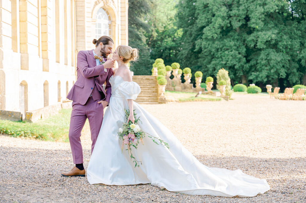 Couple kissing in front of french châteaux 